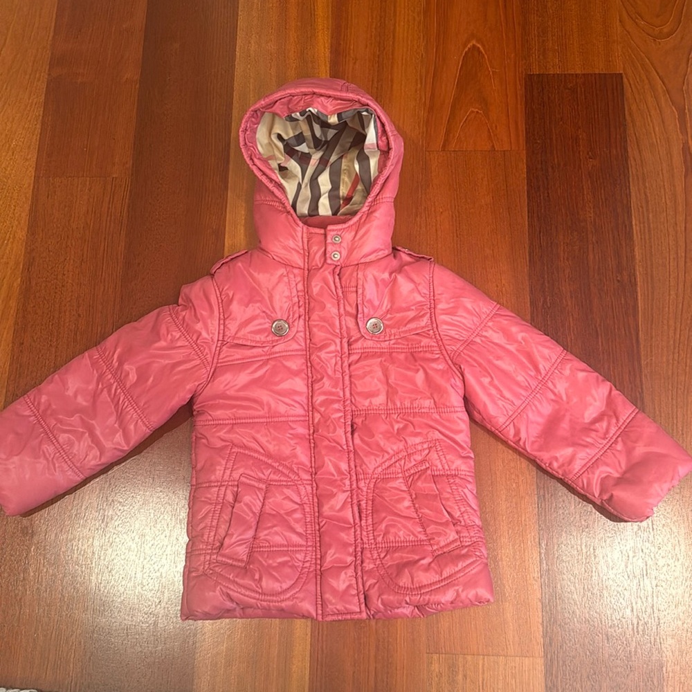 Beautiful Burberry jacket size 3T. Excellent use condition.